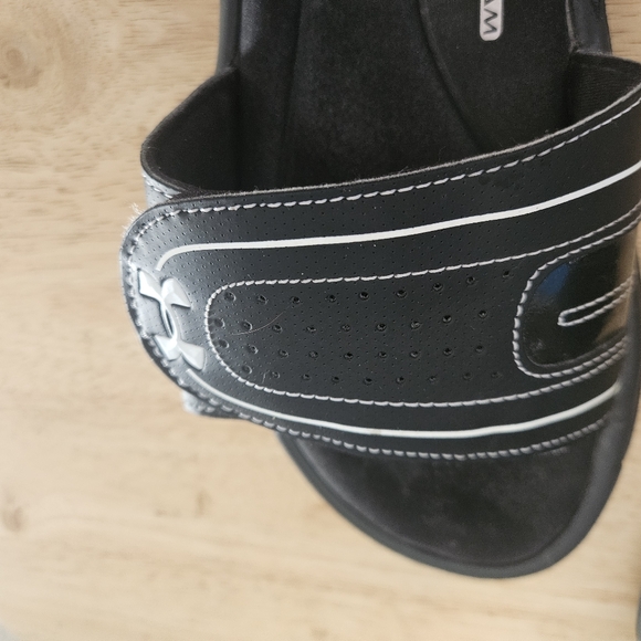 Under Armour Women's Slides. With 4-D Foam. Size 9. - Picture 6 of 8